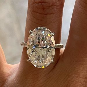 10-Carat Oval Moissanite Ring in 10k White Gold | Full Eternity, Size 5